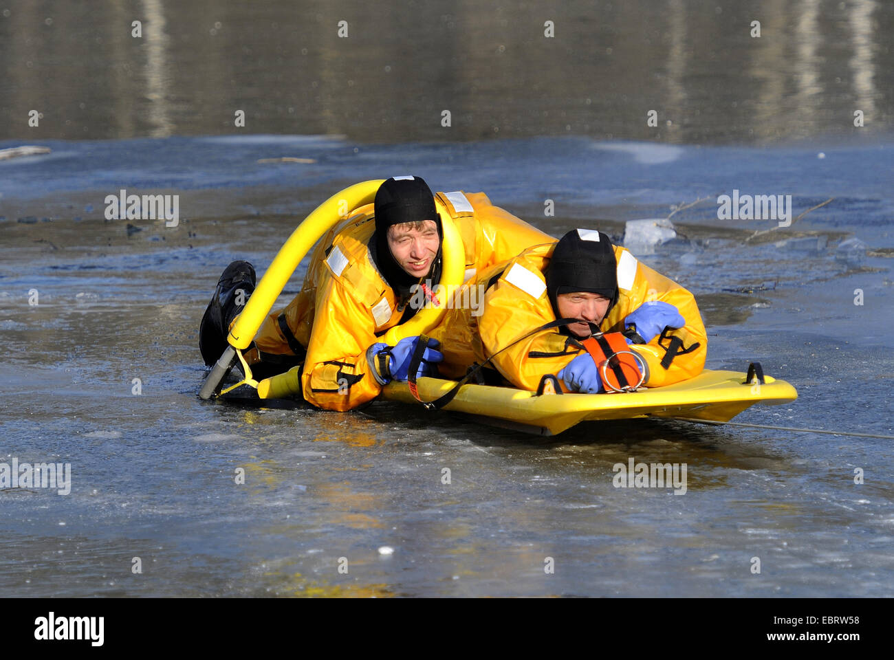 Firefighers la pratique de sauvetage sur un lac gelé, Allemagne Banque D'Images