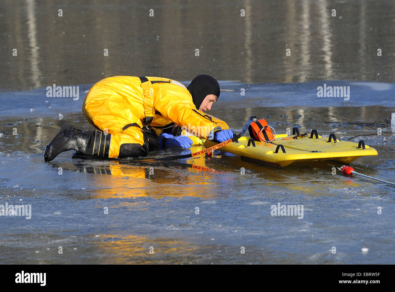 Firefighers la pratique de sauvetage sur un lac gelé, Allemagne Banque D'Images