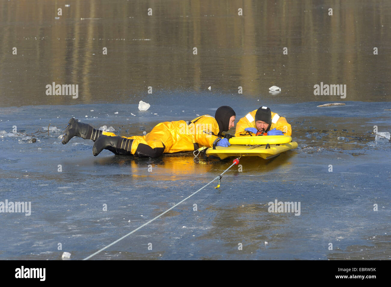 Firefighers la pratique de sauvetage sur un lac gelé, Allemagne Banque D'Images