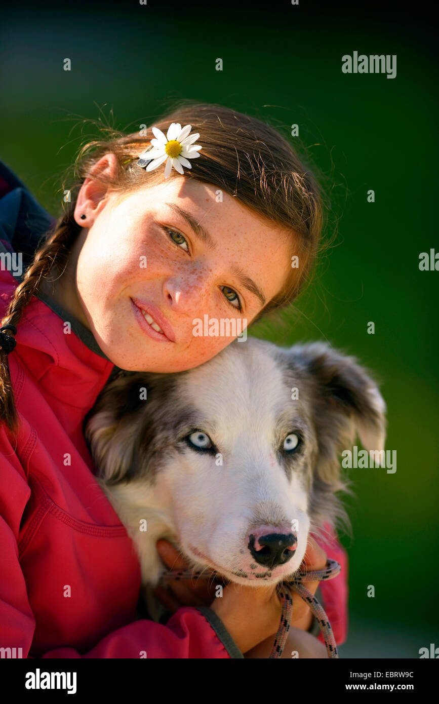 Jeune fille de 11 ans avec un chien Banque D'Images