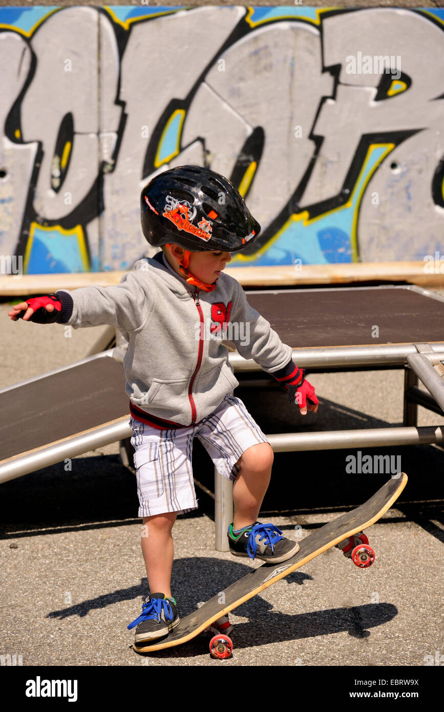 Jeune garçon skate dans un parc urbain , France, Savoie Banque D'Images