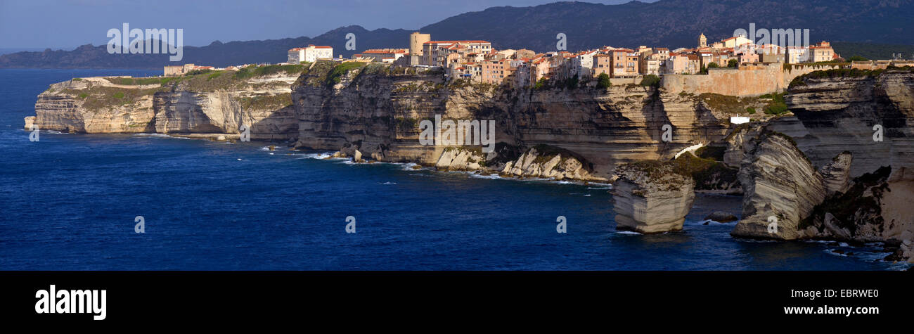 Ville côtière au bord de la falaise, France, Corse, Bonifacio Banque D'Images