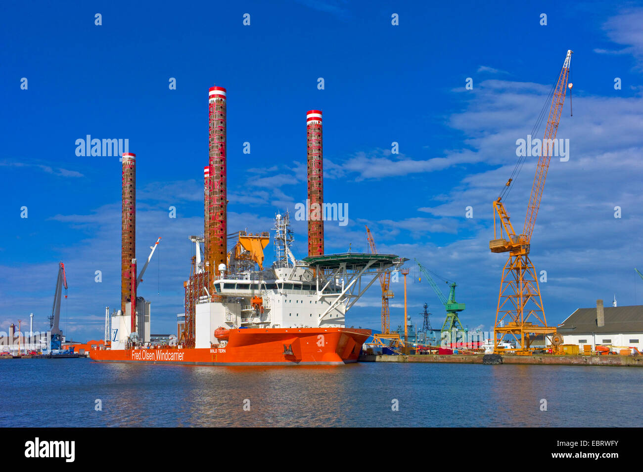 Navire pour la construction d'éoliennes offshore dans la région de Harbour, Allemagne, Bremen Banque D'Images