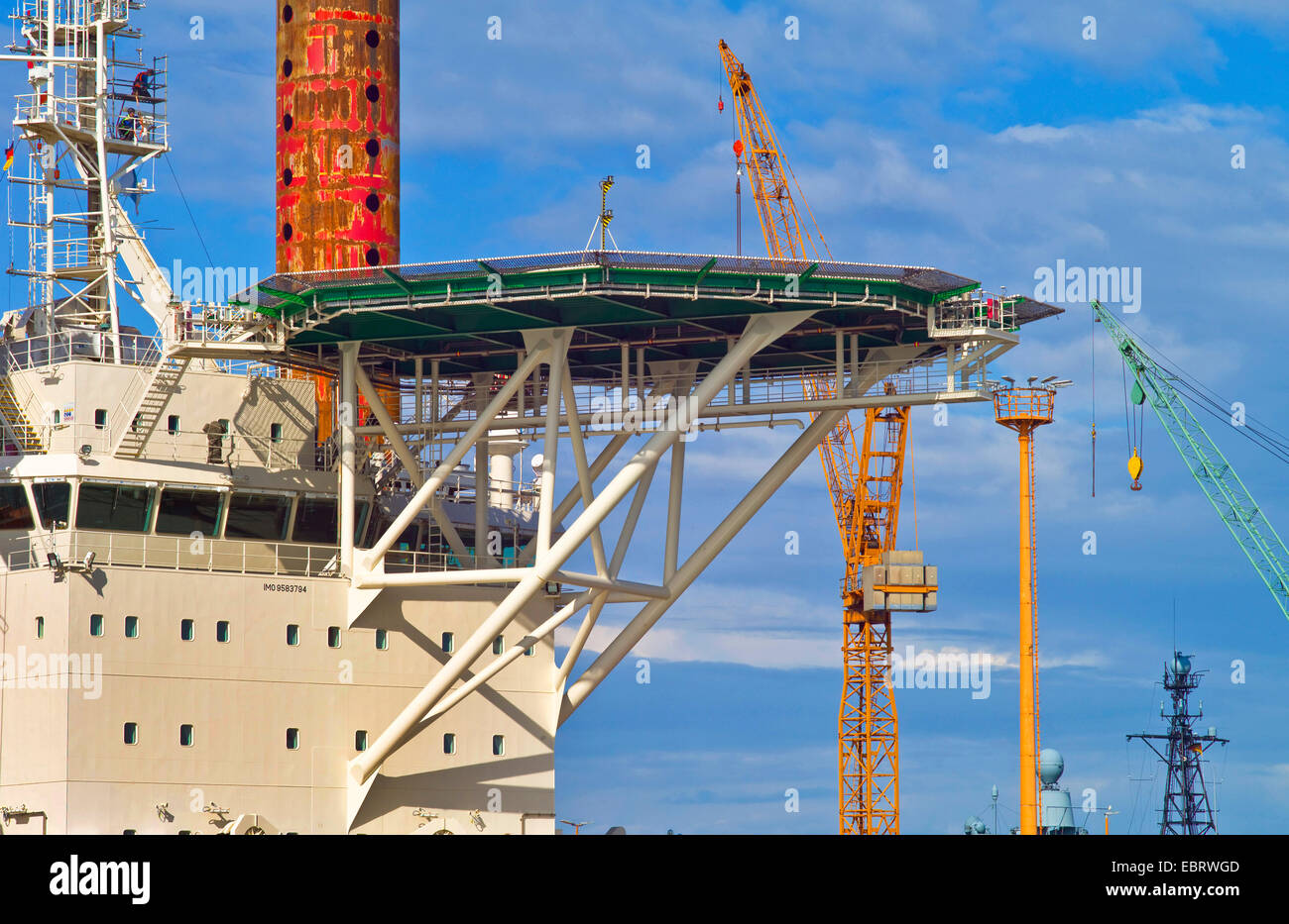Navire pour la construction d'éoliennes offshore avec hélisurface dans port, Allemagne, Bremen Banque D'Images