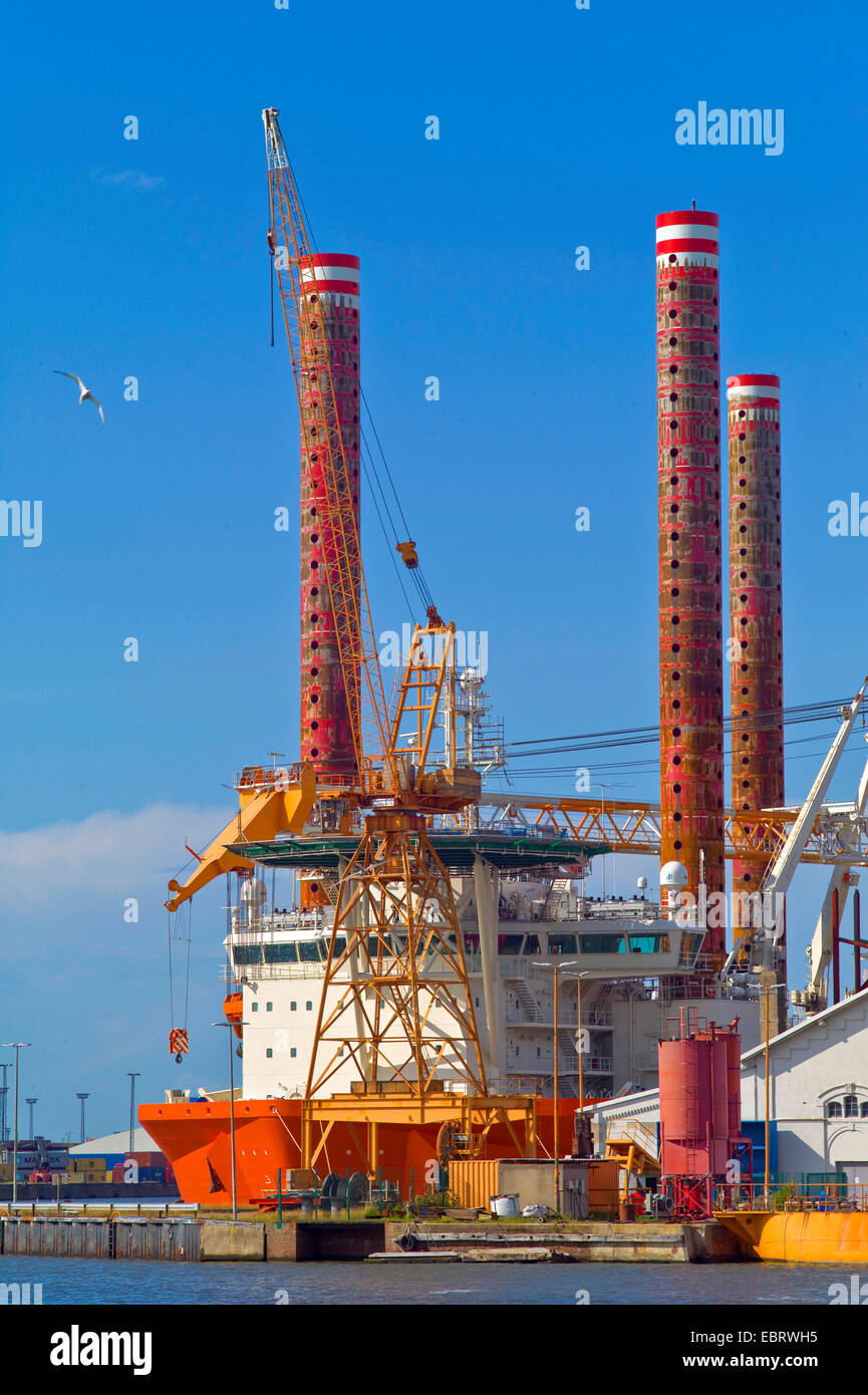 Navire pour la construction d'éoliennes offshore dans la région de Harbour, Allemagne, Bremen Banque D'Images