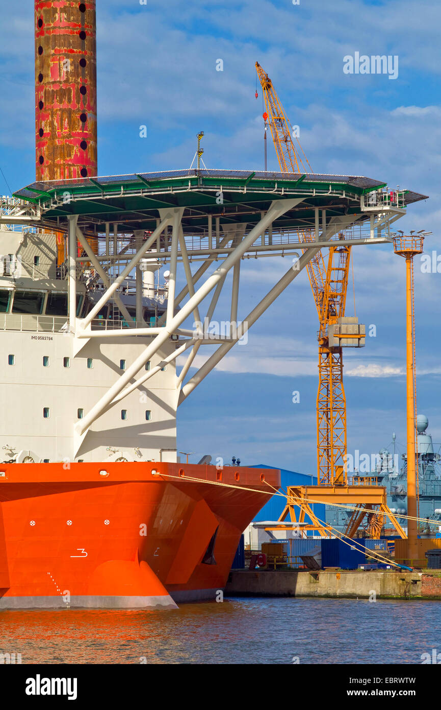Navire pour la construction d'éoliennes offshore avec hélisurface dans port, Allemagne, Bremen Banque D'Images