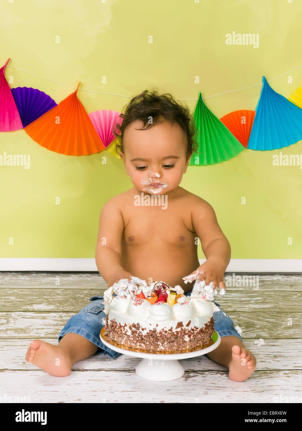 Adorable Bebe Africain Lors D Un Smash De Gateau Sur Son Premier Anniversaire Photo Stock Alamy