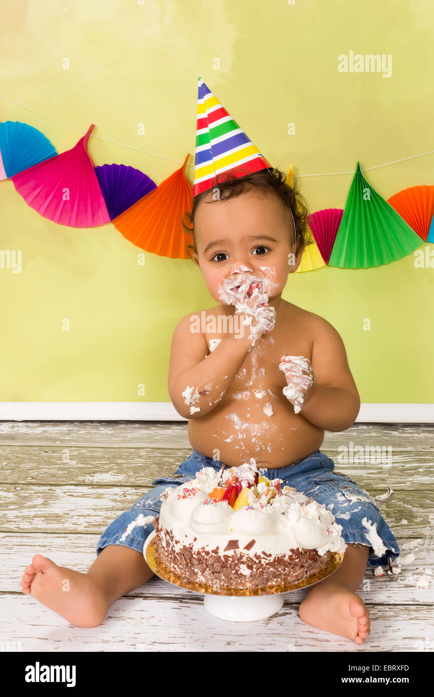 Adorable Bebe Africain Lors D Un Smash De Gateau Sur Son Premier Anniversaire Photo Stock Alamy