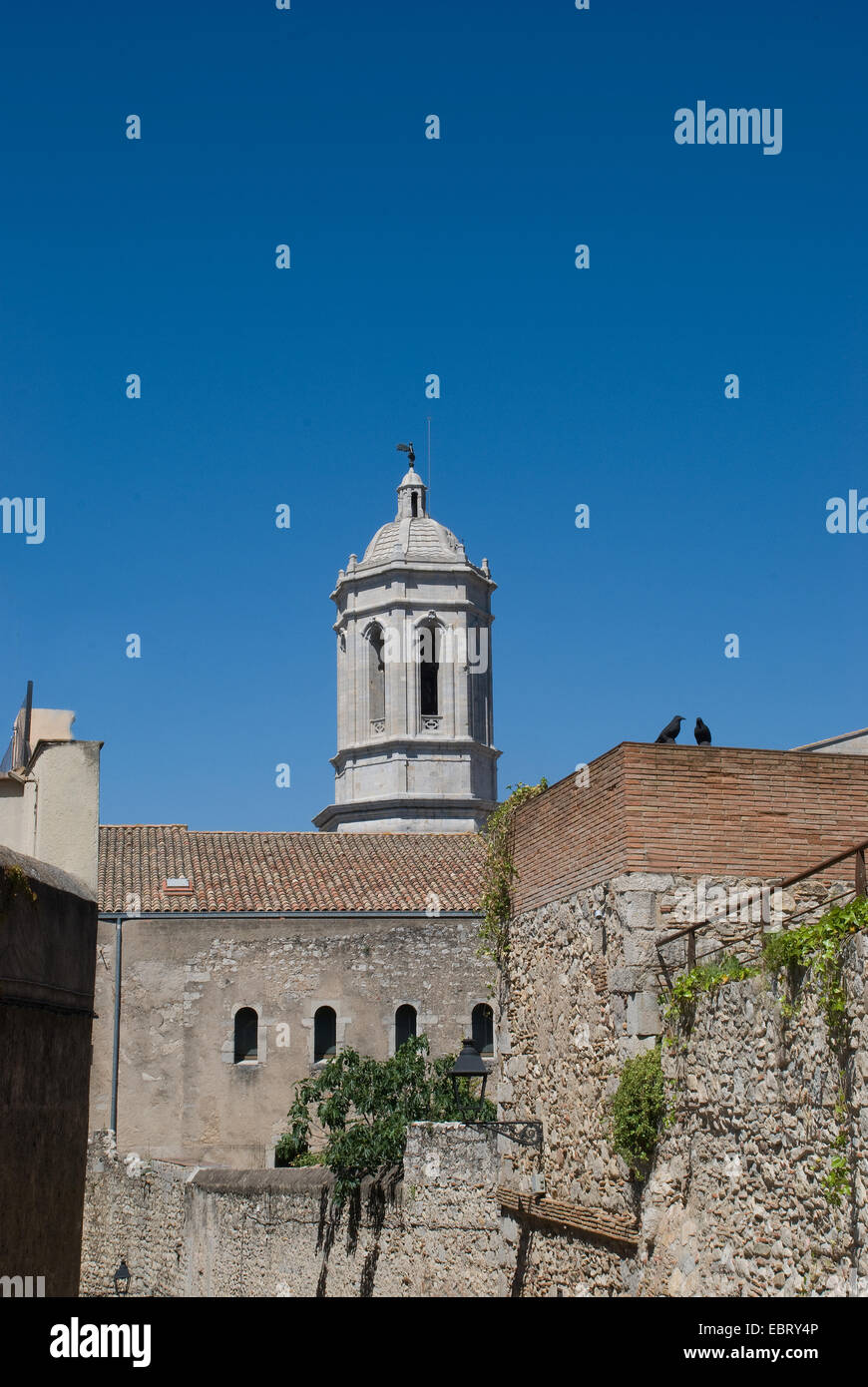 Tour située contre un ciel bleu vif dans la cité médiévale de Gérone en Catalogne en Espagne Banque D'Images