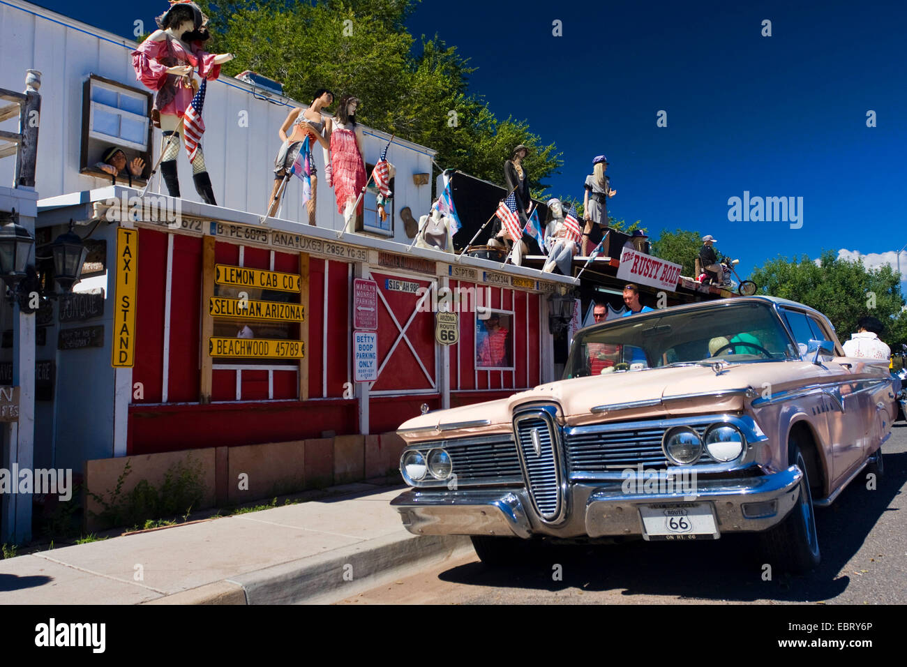 Cadillac rose en face d'une boutique de souvenirs décorés de mannequins, USA, Arizona, Seligman Banque D'Images