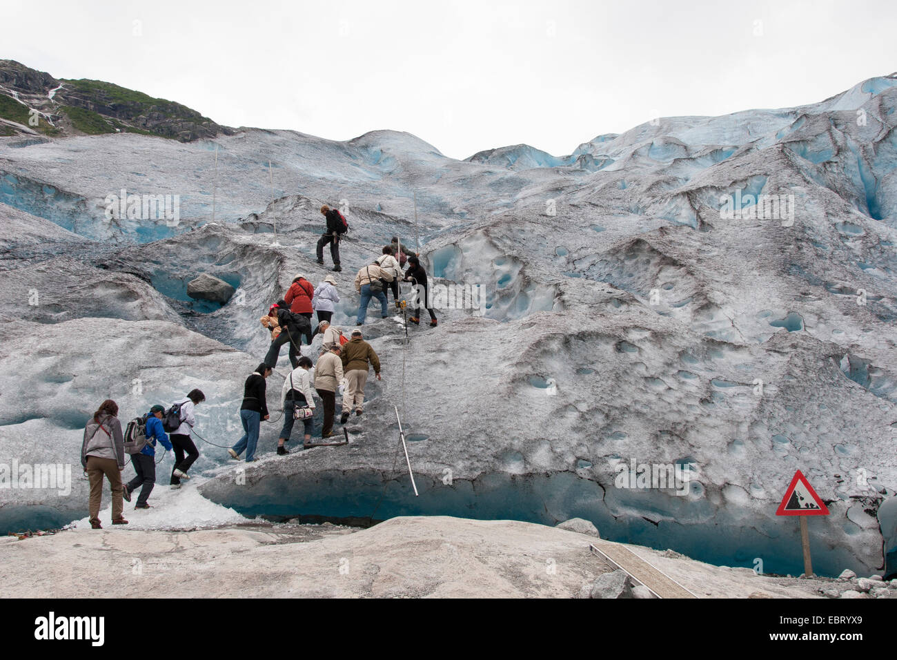 Voyageant sur glacier Nigardsbreen, un glacier glacier Jostedalsbreen de bras, la Norvège, le Parc National de Jostedalsbreen Banque D'Images