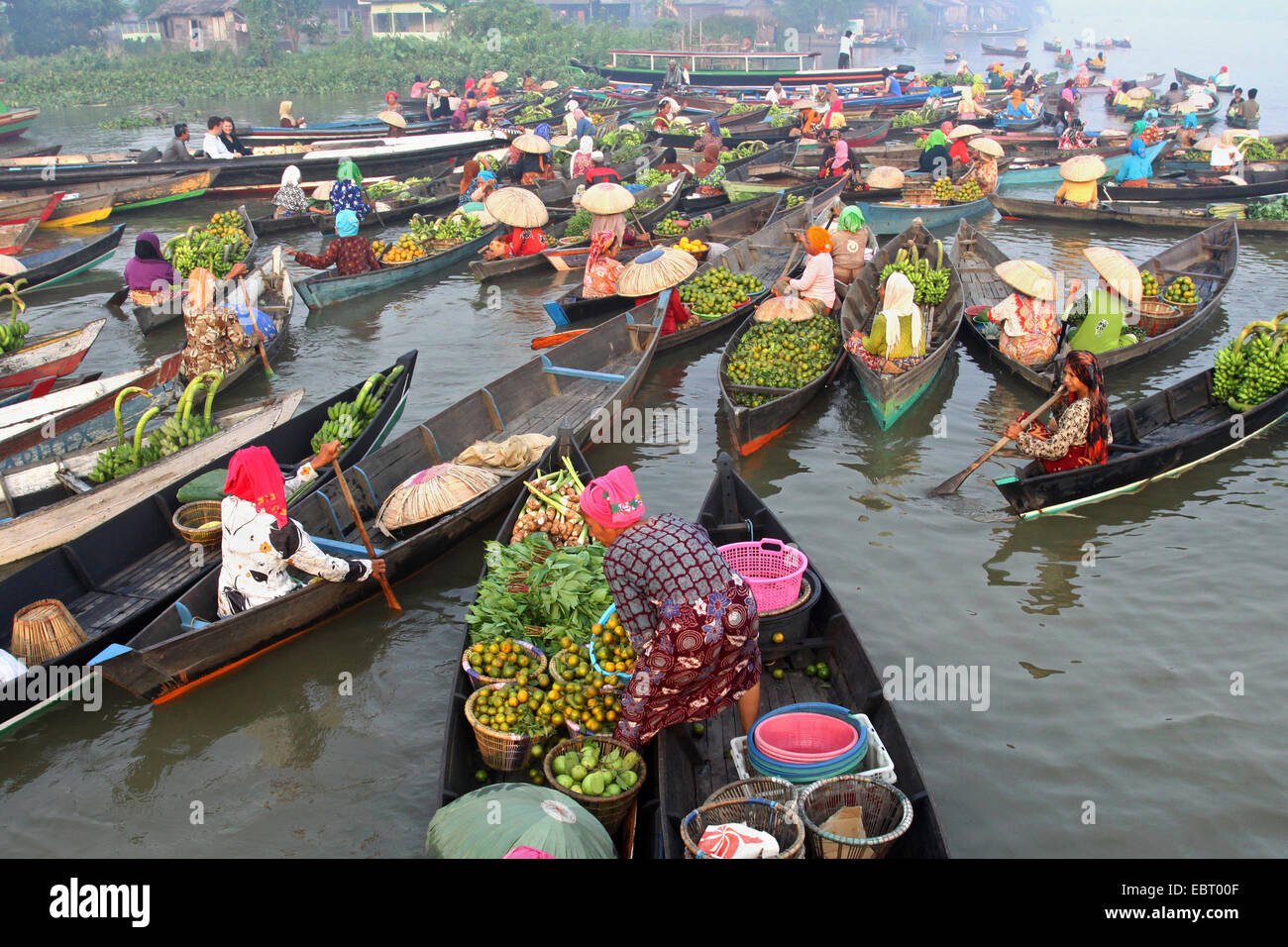 Marché Flottant de Bornéo Indonésie Banque D'Images