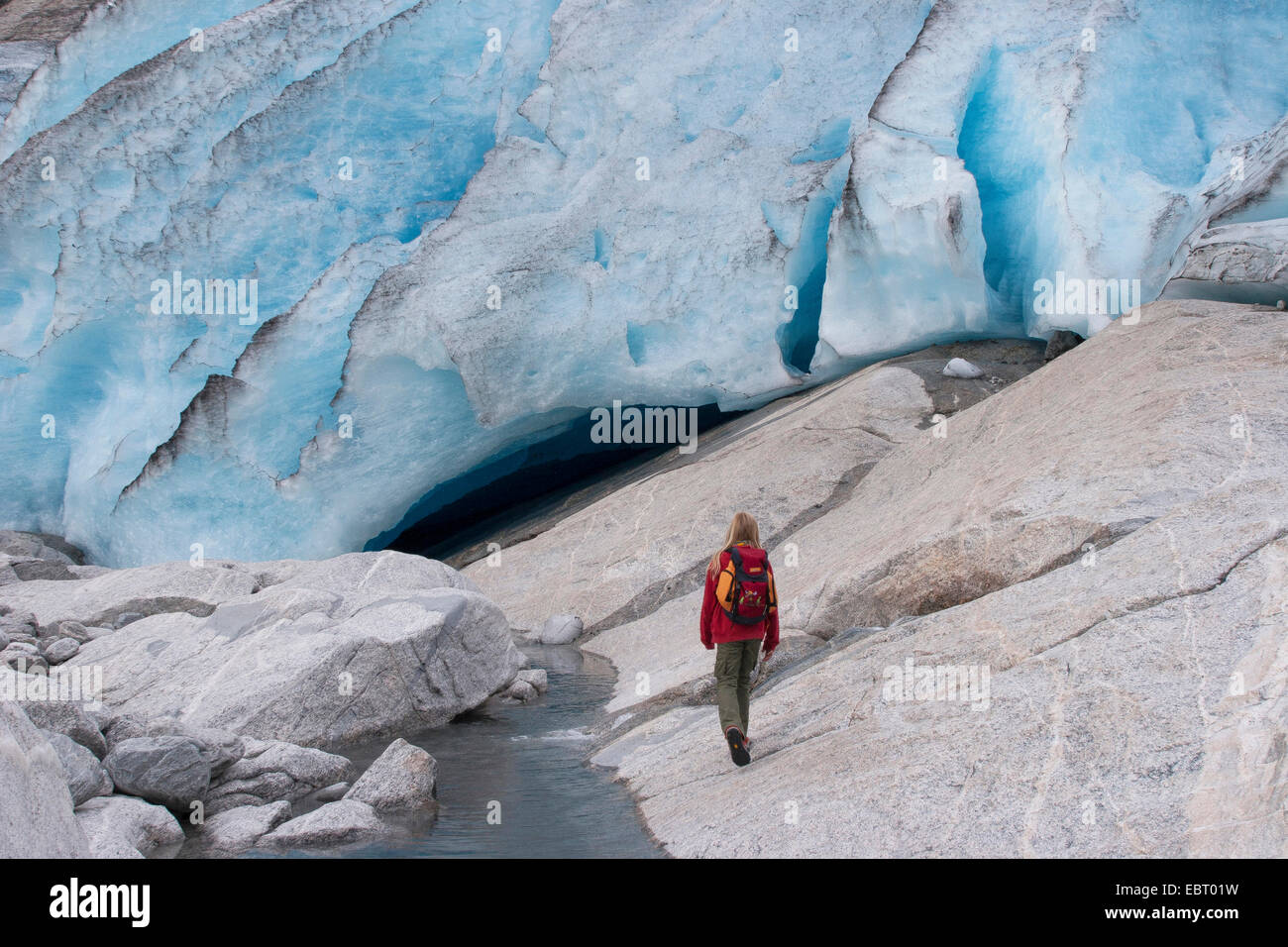 Enfant à la langue du glacier Nigardsbreen, la Norvège, le Parc National de Jostedalsbreen Banque D'Images