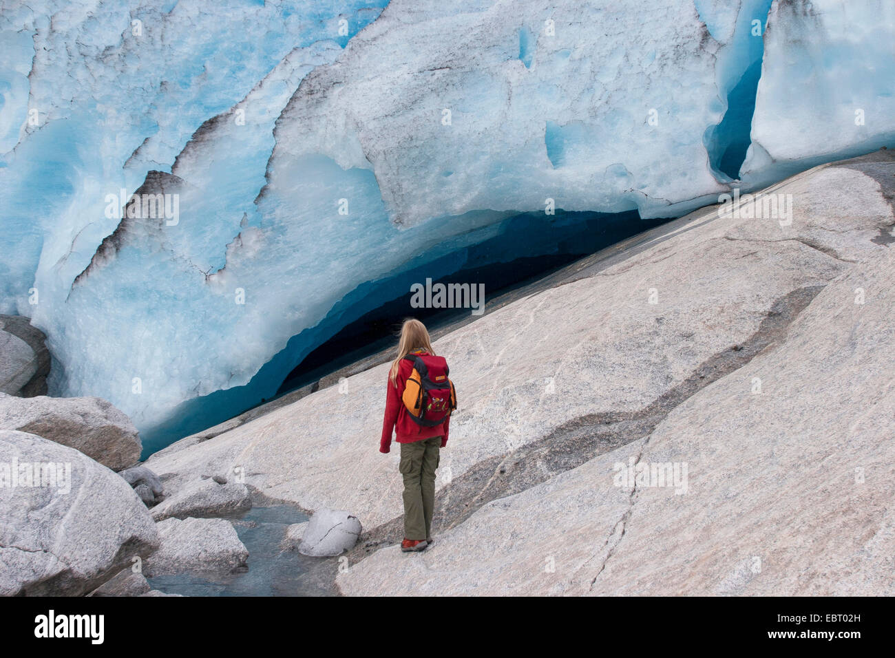 Enfant à la langue du glacier Nigardsbreen, la Norvège, le Parc National de Jostedalsbreen Banque D'Images