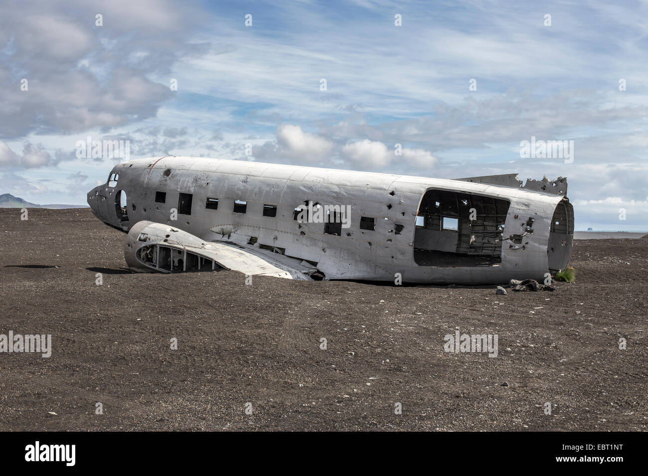 Épave d'un avion de la Marine américaine sur les plages de sable noir près de Vik dans le sud de l'Islande.Il s'est écrasé en 1973. Banque D'Images