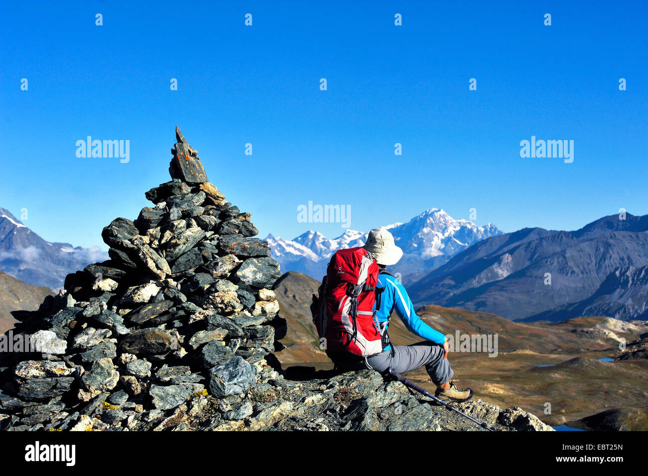 Wanderer assis à côté d'un tas de pierres et à la recherche pour le Mont Blanc, France, Savoie, Parc National de la Vanoise, val d isere Tignes Banque D'Images