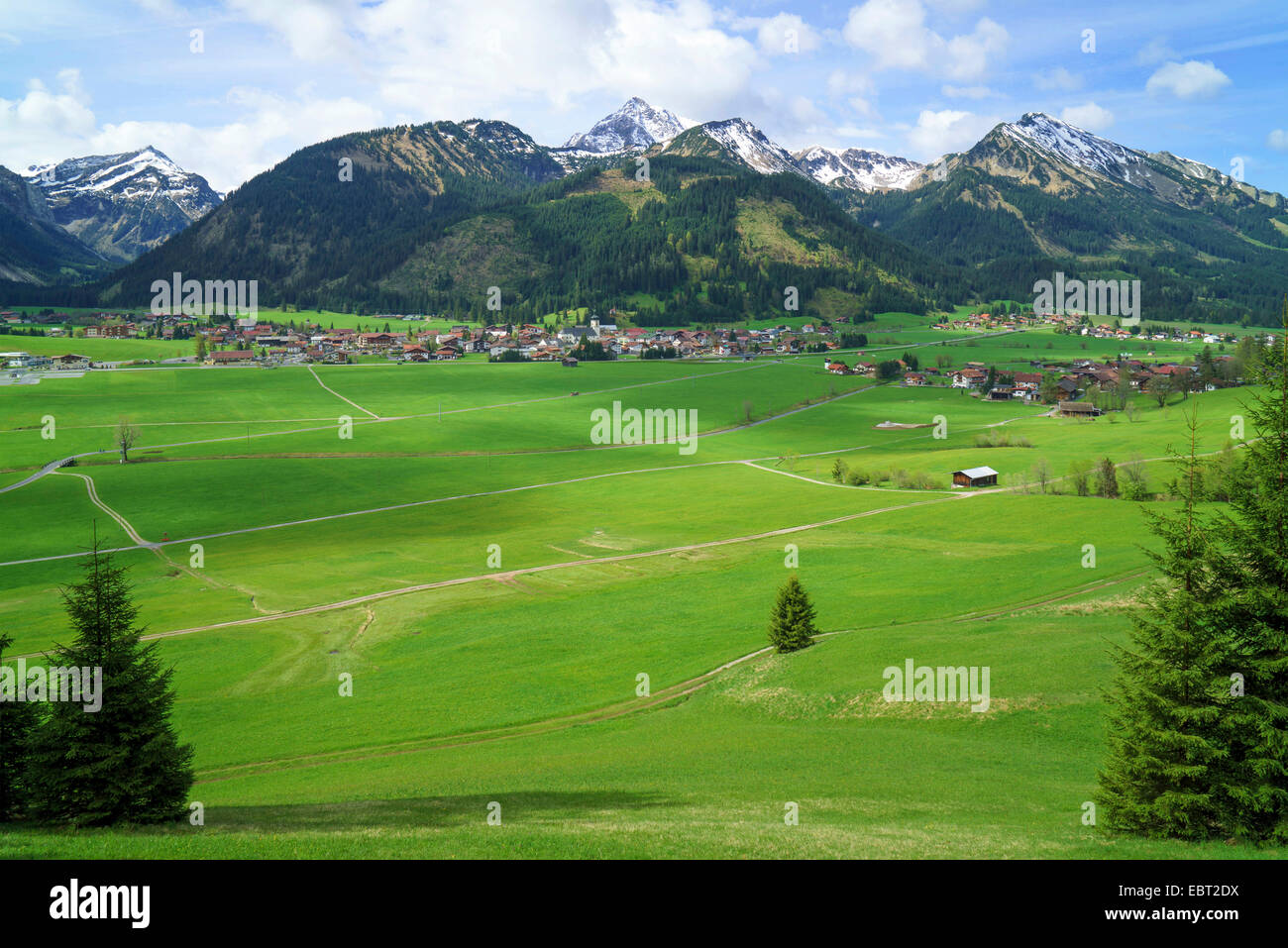 Vue de la vallée de Tannheim et montagnes de Tannheim, Autriche, Tyrol, TANNHEIMER TAL Banque D'Images