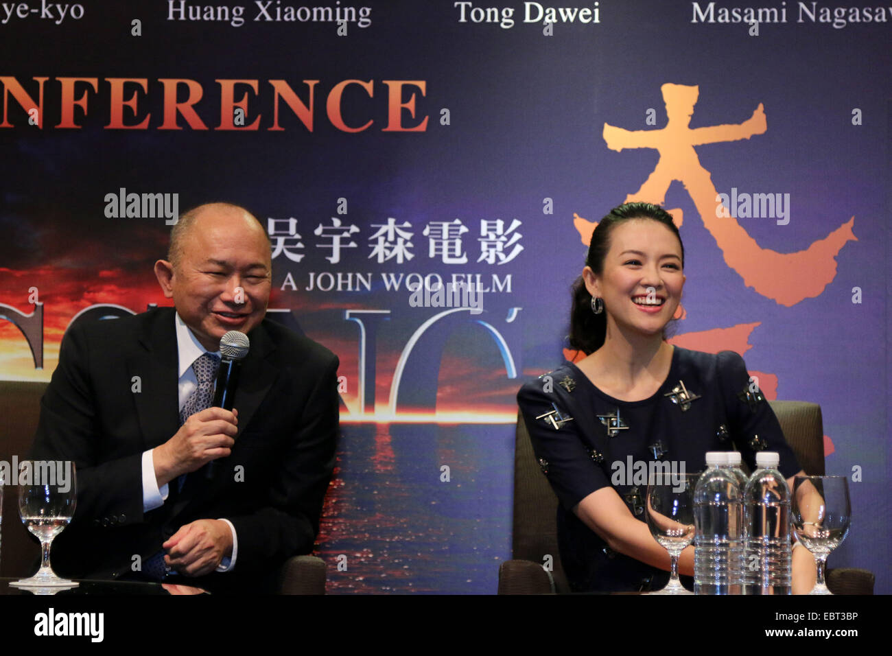 Singapour. 9Th Jul 2014. Le réalisateur John Woo et l'actrice Zhang Ziyi assister à une conférence de presse pour le film 'La Traversée J' à Singapour, le 4 décembre 2014. © Chuanwei Foo/Xinhua/Alamy Live News Banque D'Images