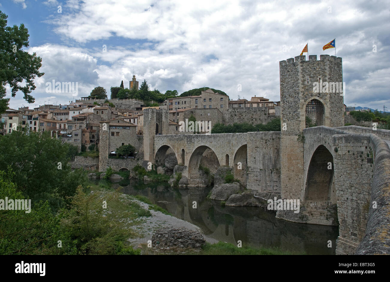 Les murs fortifiés et la porte d'entrée en tissu éponge de la ville de Besalu Catalogne en Espagne Banque D'Images