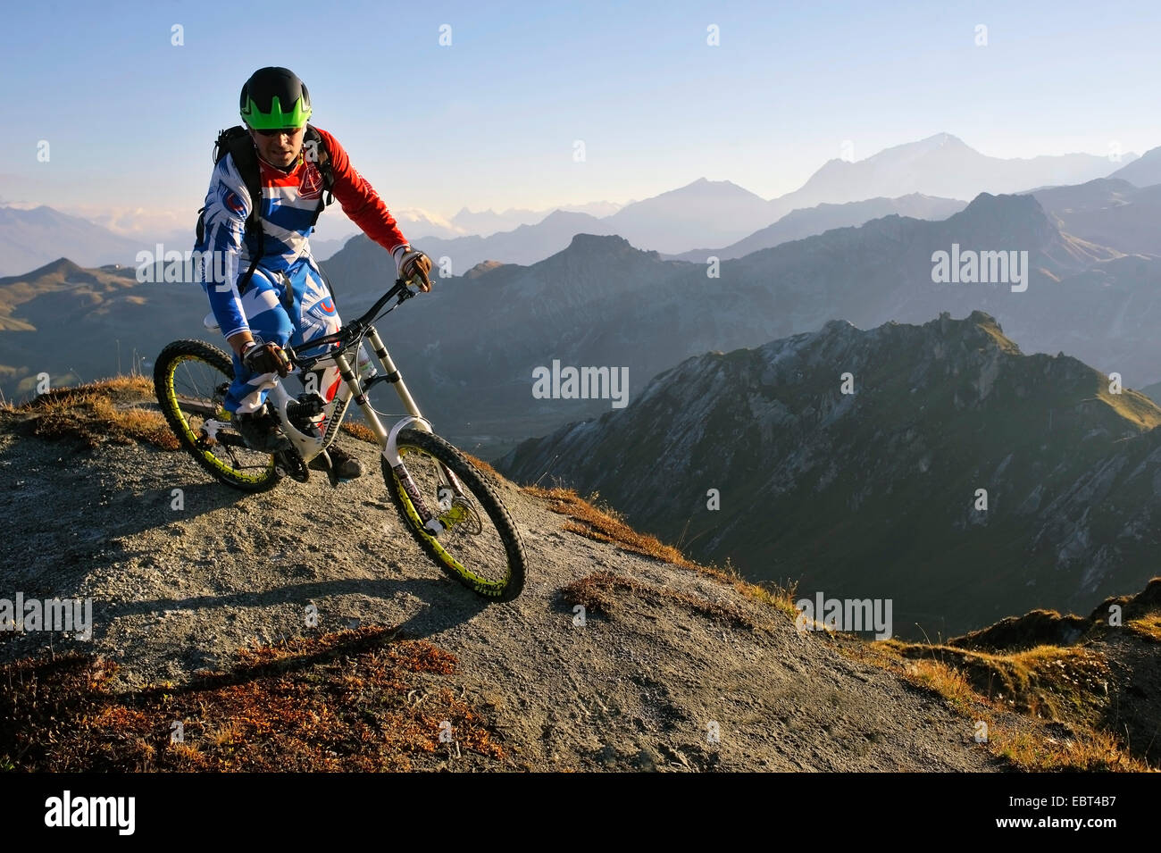 Mountainbiker circonscription vers le bas d'une montagne, le Mont Blanc en arrière-plan, France, Savoie Banque D'Images
