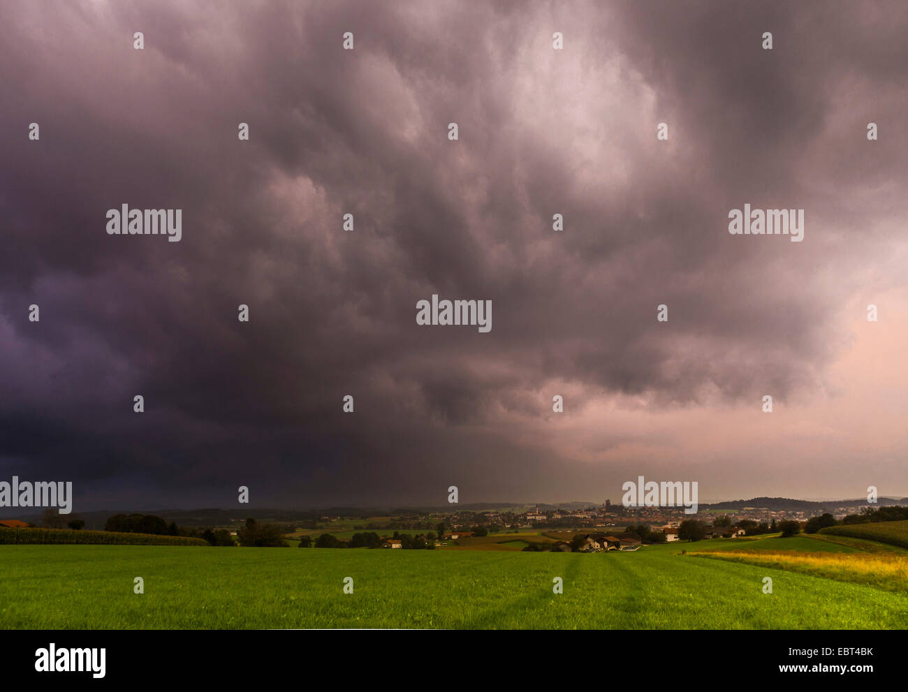 Approche de l'orage dans les pré-Alpes, Allemagne, Bavière, Haag Banque D'Images
