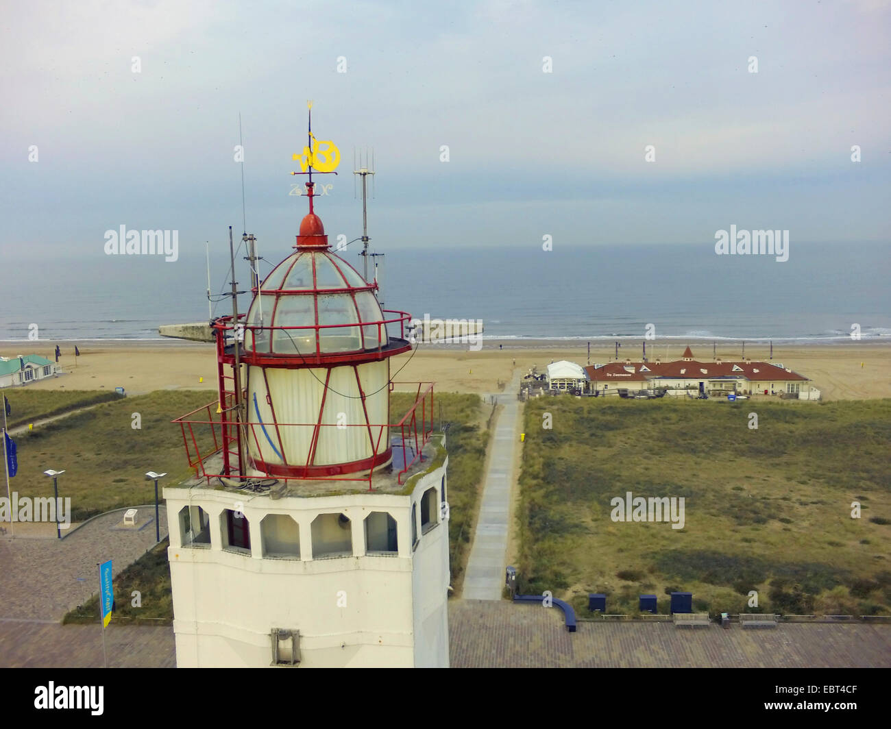 Vue aérienne pour le haut du phare de Nordwijk, côte de la mer du Nord et pavillon de plage en arrière-plan , Noordwijk aan Zee, Pays-Bas Banque D'Images