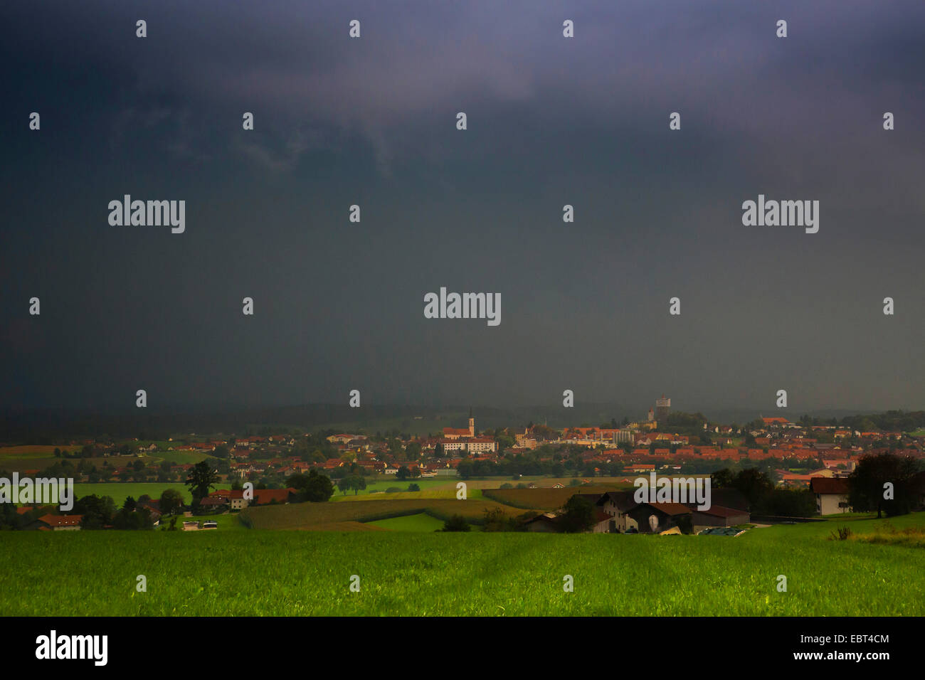 Approche de l'orage dans les pré-Alpes, Allemagne, Bavière, Haag Banque D'Images