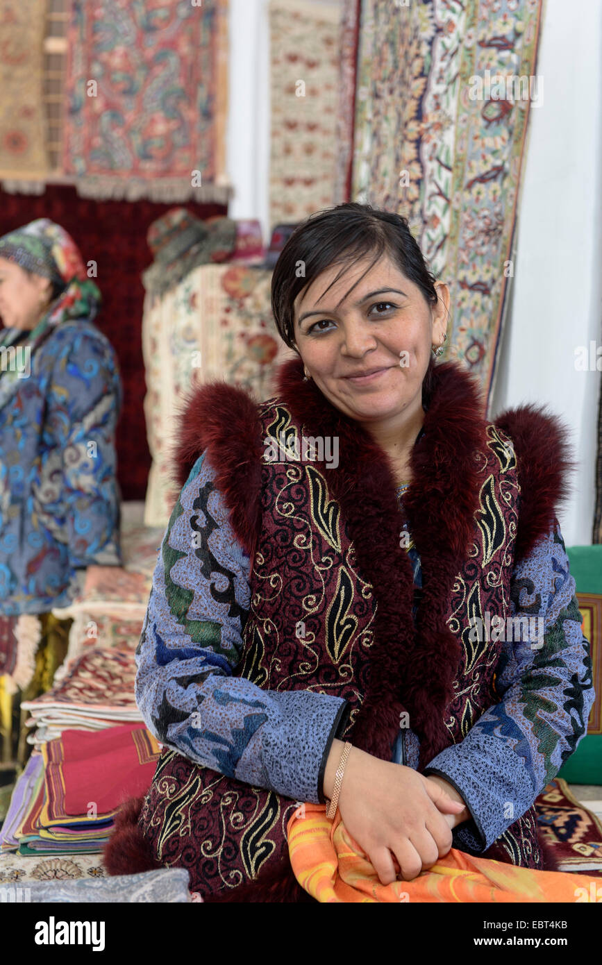 Femme dans le musée de tapis, Boukhara, Ouzbékistan, l'Asie Banque D'Images