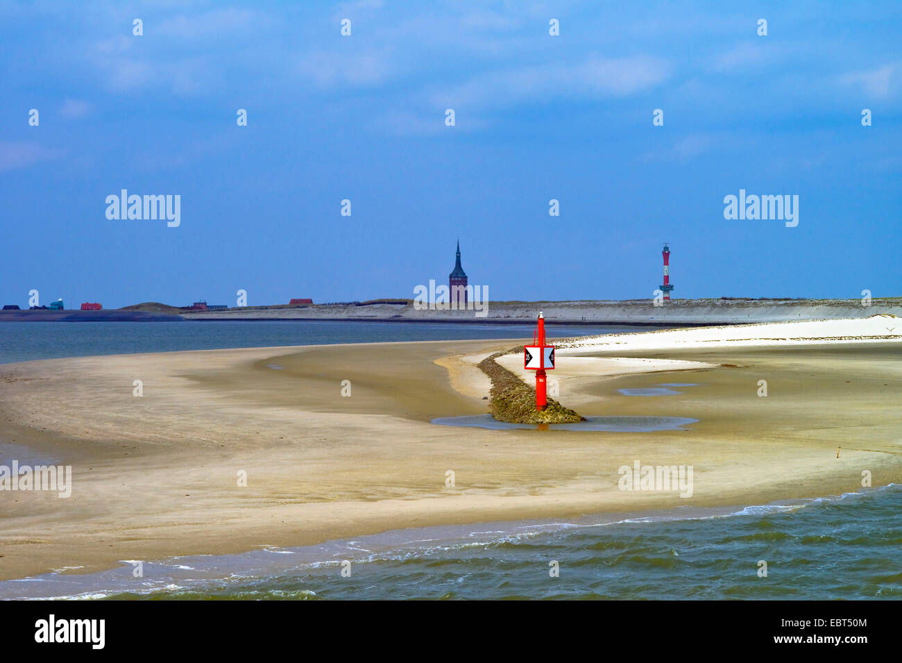 Banc de sable en face de Wangerooge avec clocher et le phare, l'ALLEMAGNE, Basse-Saxe, Wangerooge Banque D'Images