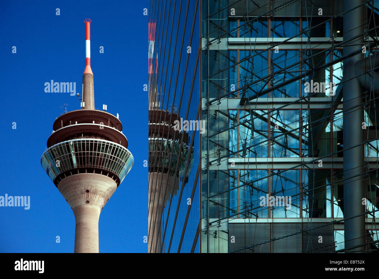 Rheinturm en miroir dans la façade de verre du bâtiment Stadttor, Allemagne, Rhénanie du Nord-Westphalie, Duesseldorf Banque D'Images