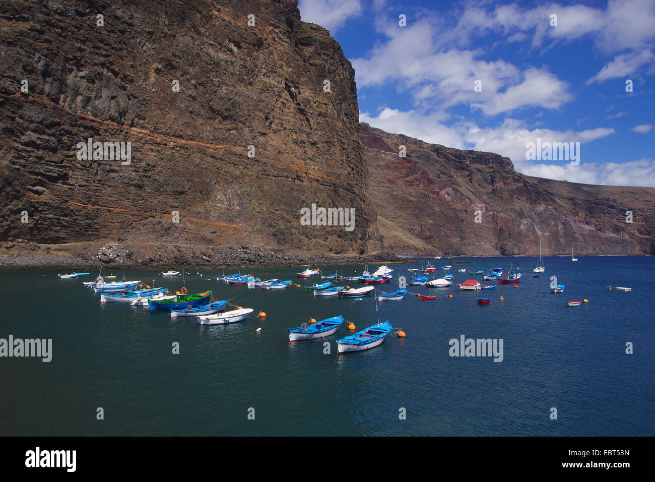 Bateaux dans port en face de la côte escarpée, Canaries, la Gomera, Valle Gran Rey Banque D'Images