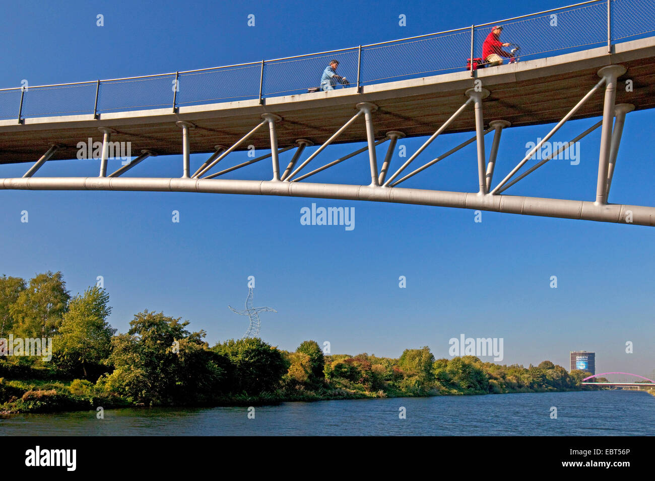 Deux cyclistes sur pont sur Canal Rhine-Herne Gehoelzgarten attree et jardin d'arbustes Ripshorst, Allemagne, Rhénanie du Nord-Westphalie, Ruhr, Oberhausen Banque D'Images