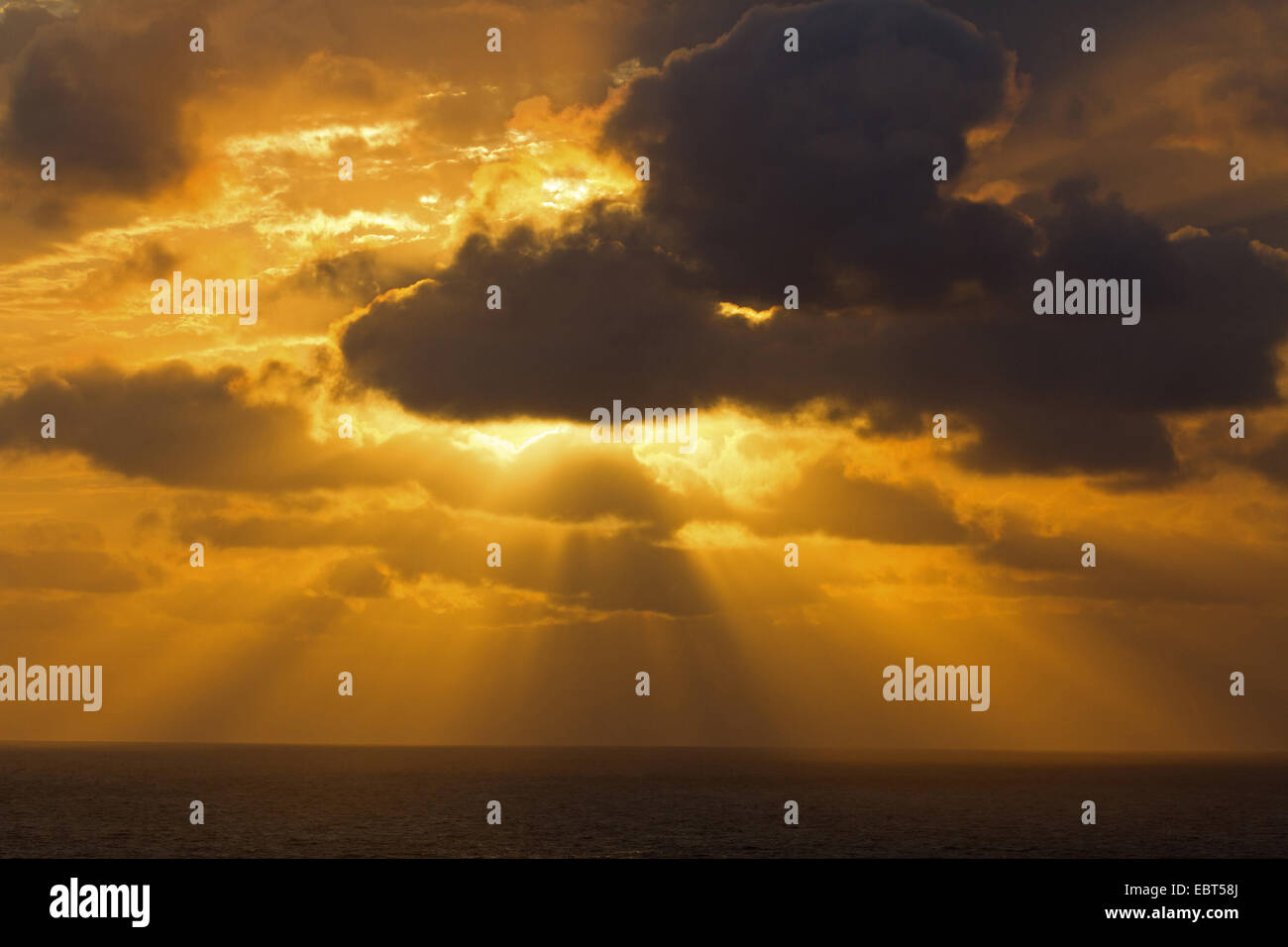 Nuages dans le coucher du soleil, de l'Allemagne, Schleswig-Holstein, Helgoland Banque D'Images