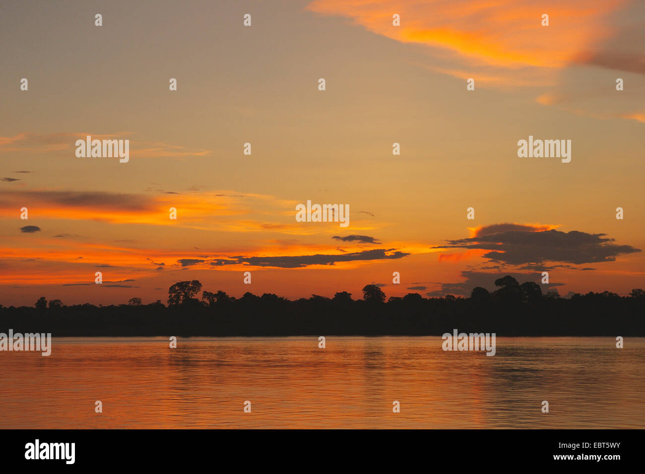 Coucher du soleil sur le fleuve Amazone, Rio Solim§es, le Brésil, l'Amazonas Banque D'Images