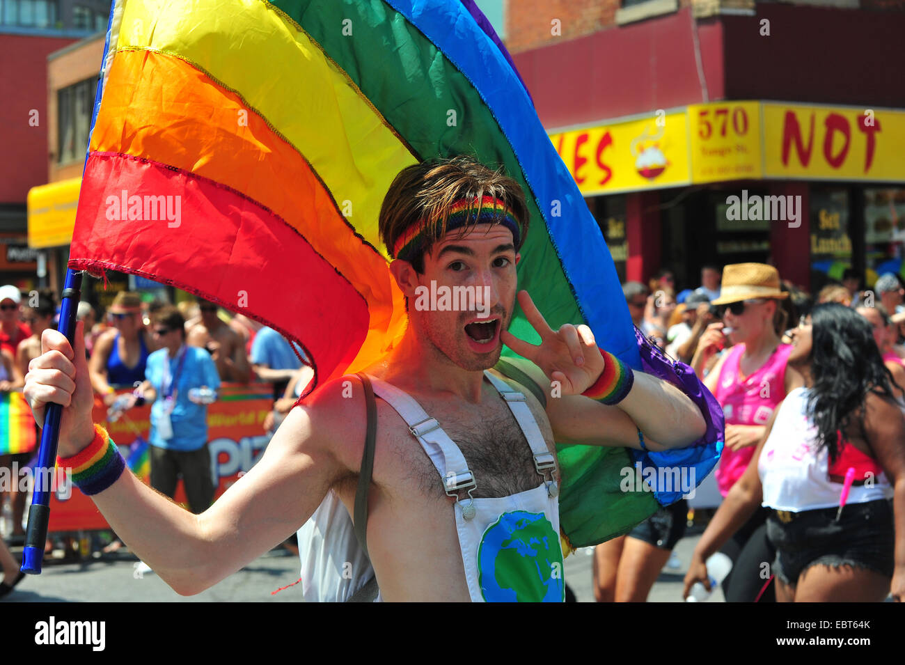 Un homme participant à la World Pride Parade 2014 à Toronto. Banque D'Images