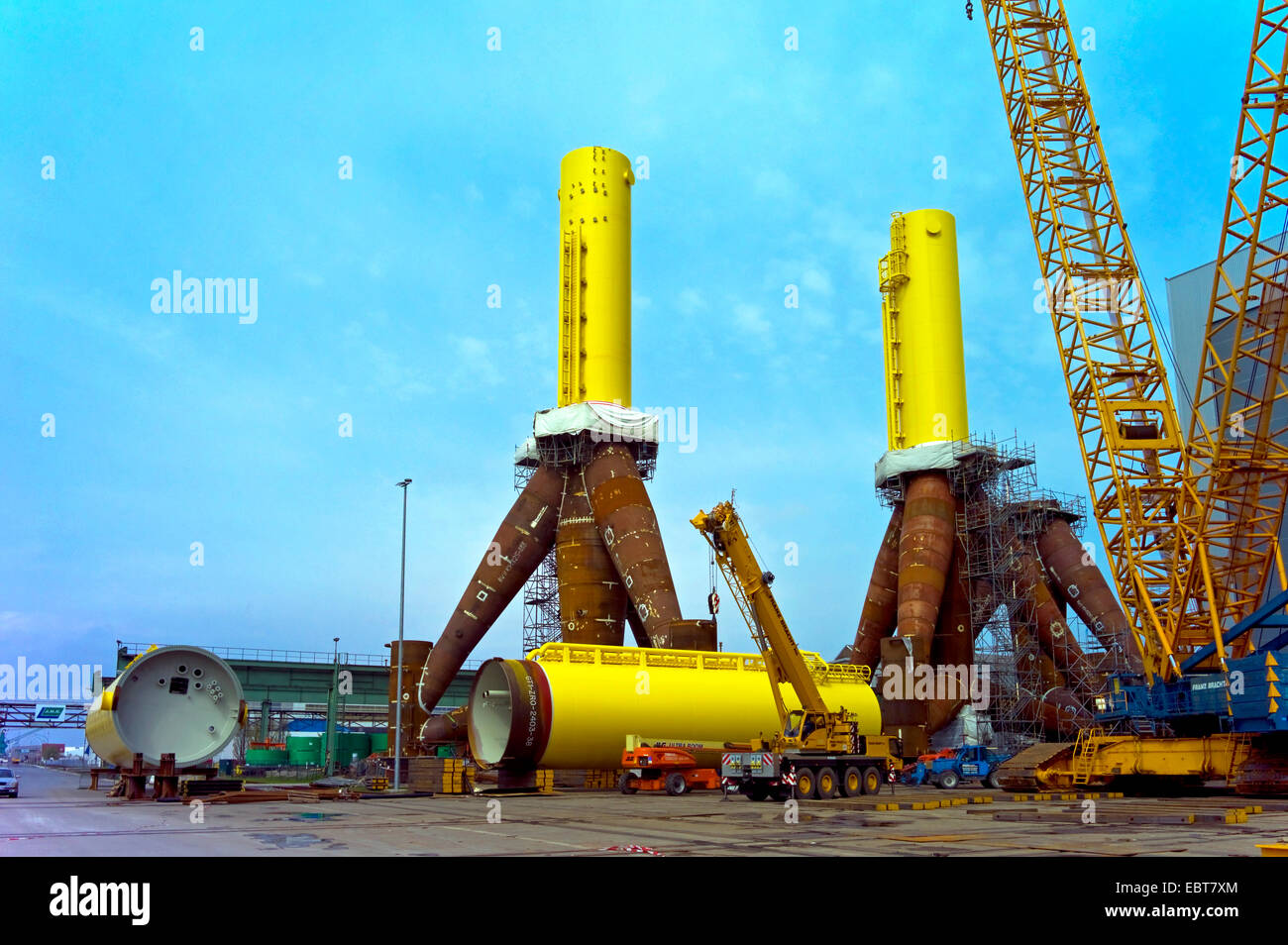 Les trépieds pour éoliennes offshore dans le port, l'Allemagne, l'Labradorhafen, Bremerhaven Banque D'Images