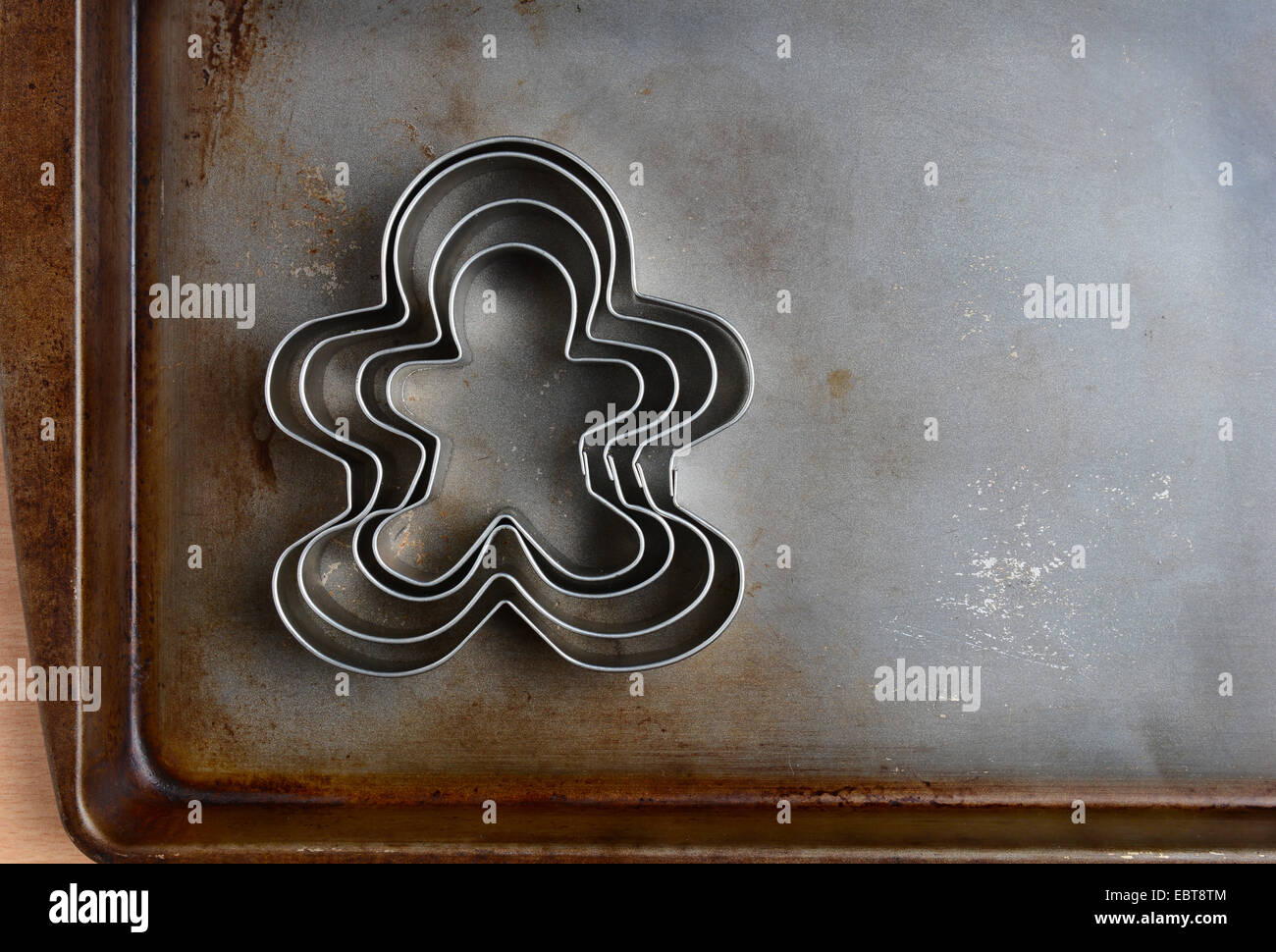 Passage libre de gingerbread men emporte-pièce sur une plaque à pâtisserie bien utilisés. Format horizontal avec l'exemplaire de l'espace. Strong sideli Banque D'Images