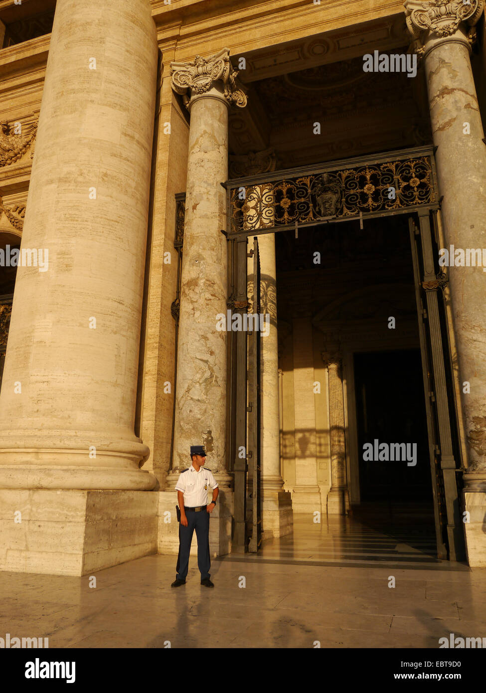 La garde à l'extérieur grand portail de la Basilique Saint Pierre, Rome Banque D'Images