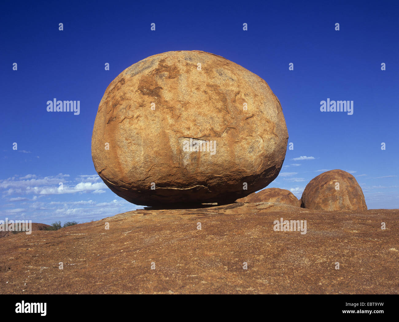 Karlu Karlu / Devils Marbles - parfaitement ronde pierres granitiques formées par l'érosion dans le désert australien, un sanctuaire des aborigènes, l'Australie Banque D'Images