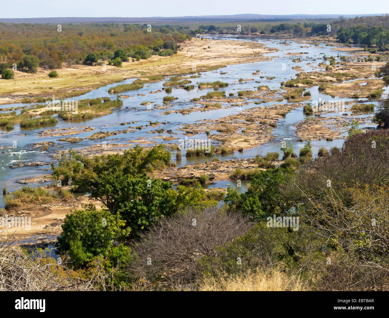 Rivière dans la savane, Afrique du Sud, le Parc national Krueger, Camp de Satara Banque D'Images