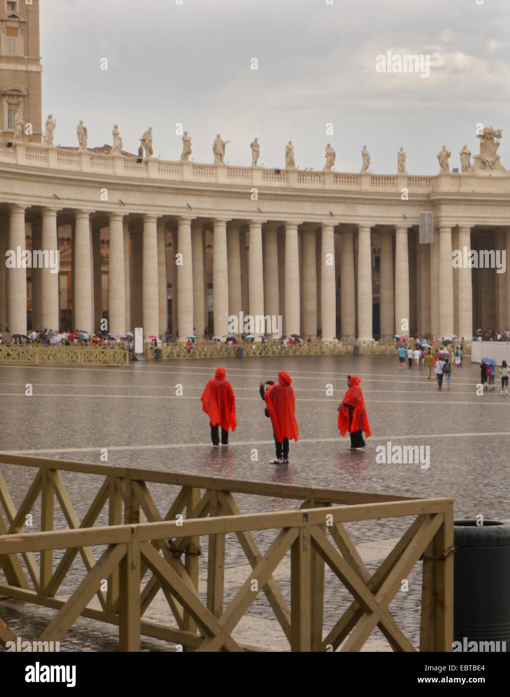 La Place Saint Pierre, à Rome, au cours d'une tempête de pluie Banque D'Images