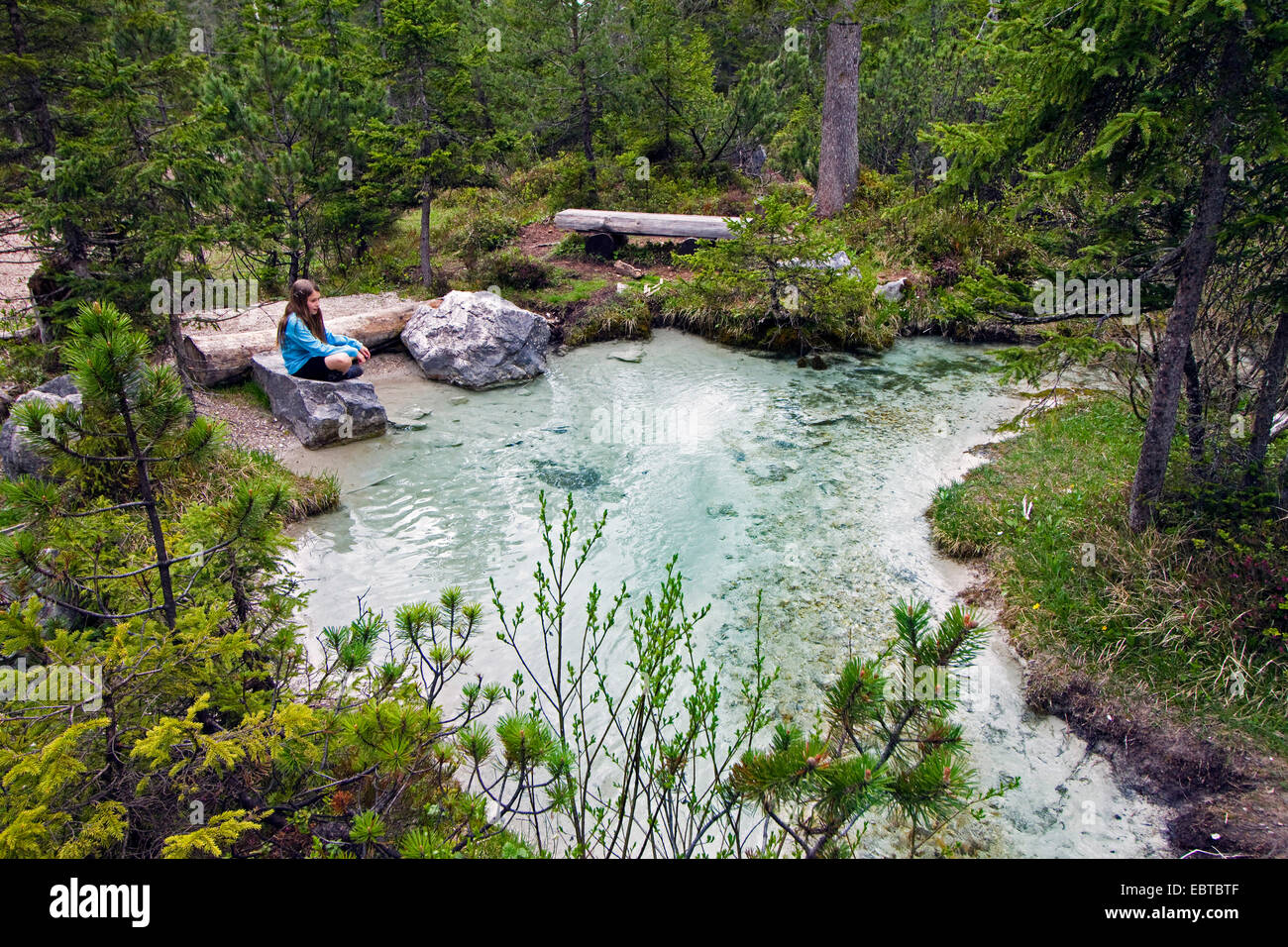 Fille assise sur un rocher à l'origine de la rivière Isar, l'Autriche, le Tyrol, Karwendel, Hinterautal Banque D'Images