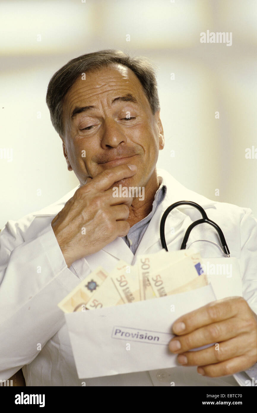 Doctor holding une enveloppe avec un client membre de la commission dans les mains un sourire satisfait Banque D'Images