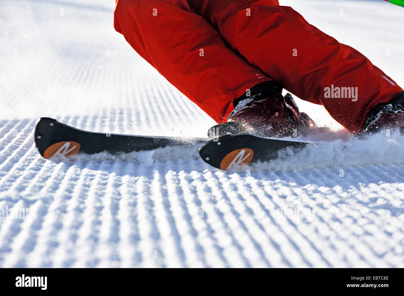 Les pieds d'un skieur racing sur une piste fraîchement préparés, France Banque D'Images