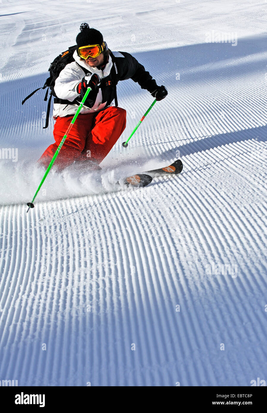 Skieur sur une piste fraîchement préparés, France Banque D'Images