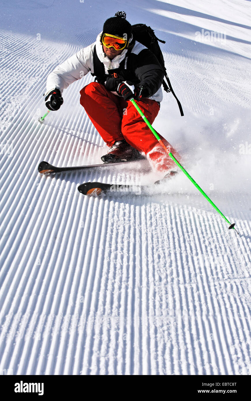 Skieur sur une piste fraîchement préparés, France Banque D'Images
