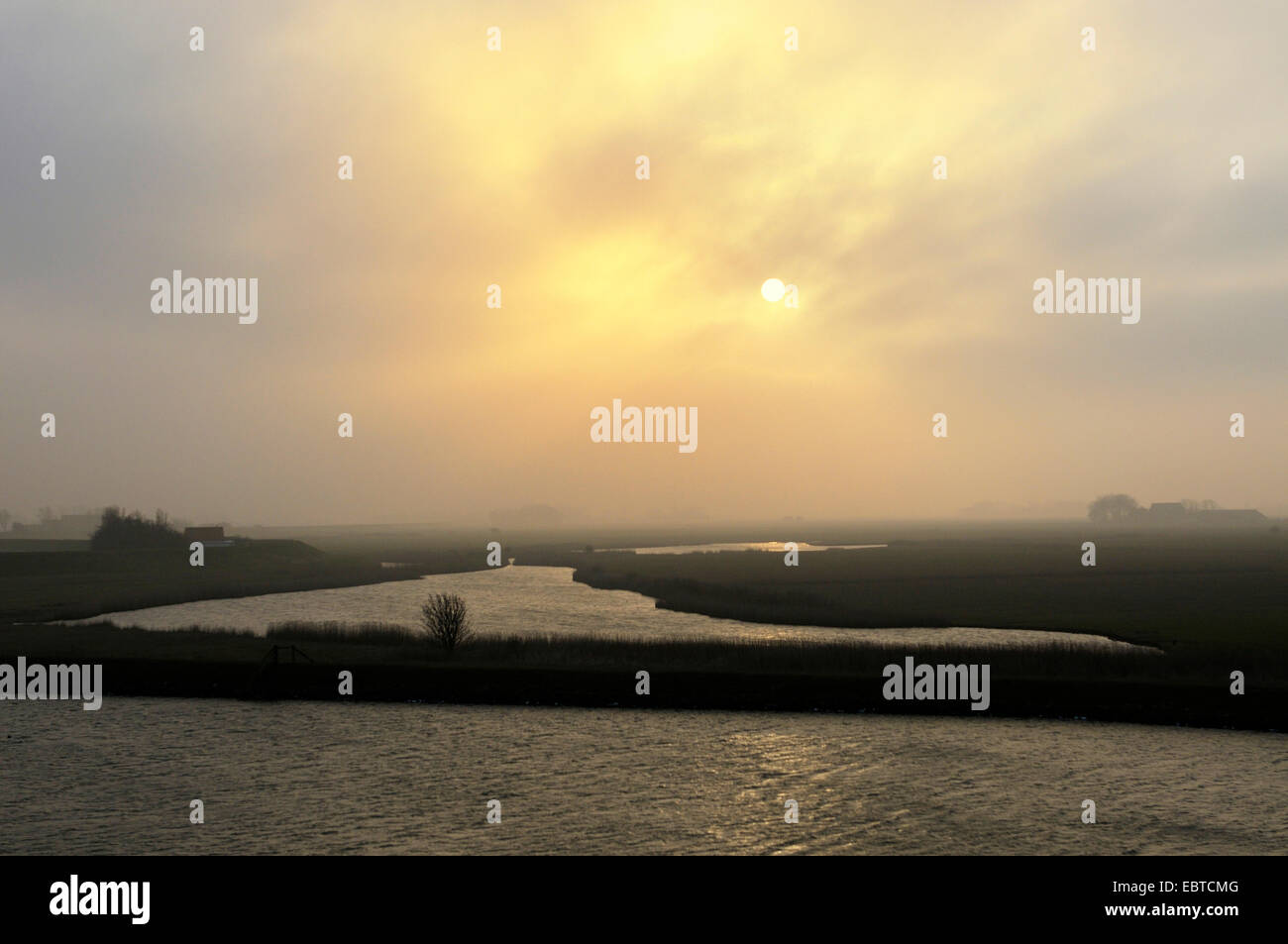 L'humeur misty au coucher du soleil au-dessus d'un lac, Texel, Pays-Bas Banque D'Images