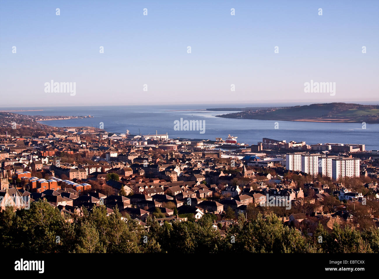 Vue paysage de l'estuaire de la rivière Tay et Dundee City au début de l'hiver Soleil, UK Banque D'Images