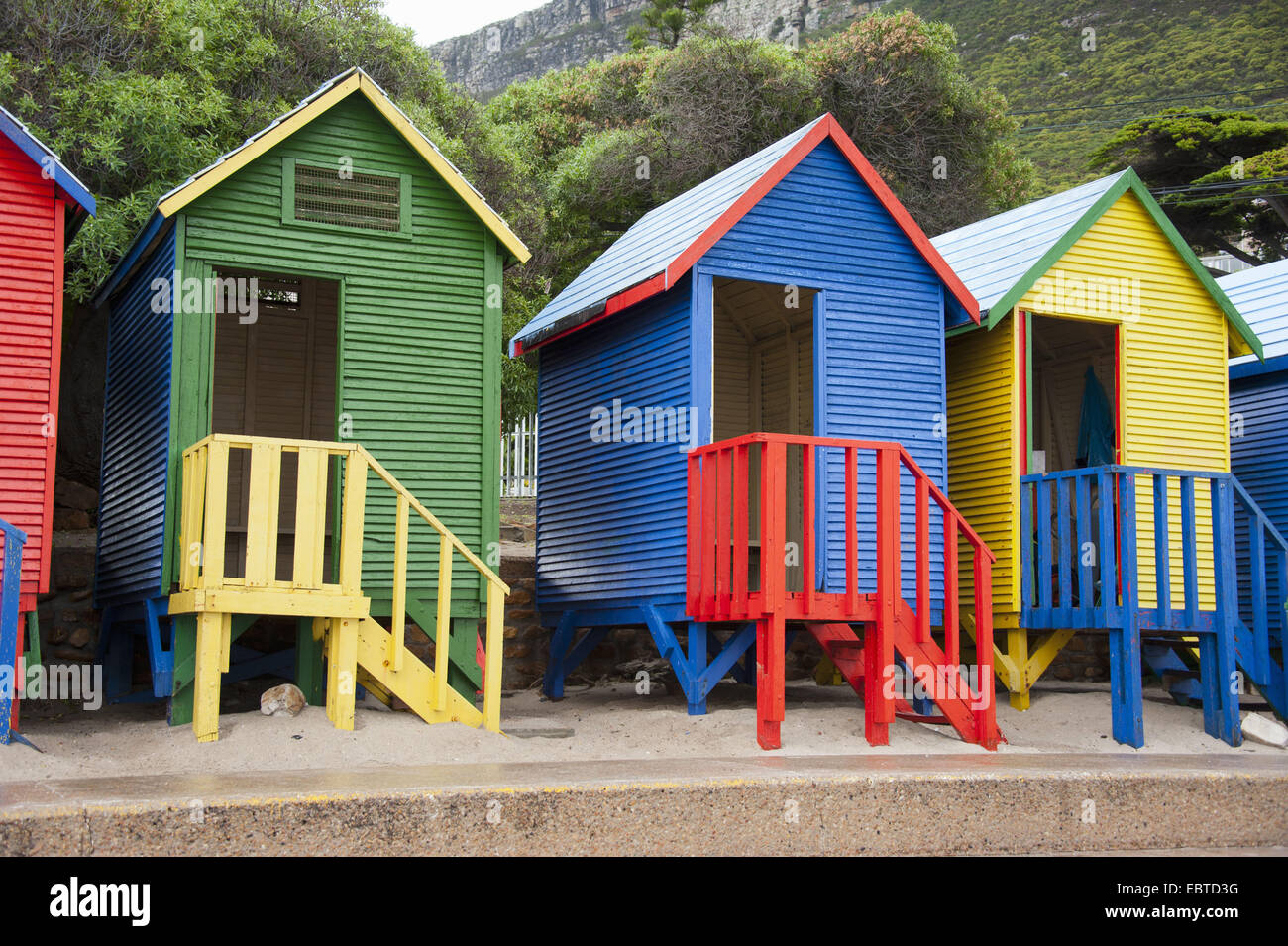 Cabines de bain colorés sur la plage de la banlieue de Muizenberg, Afrique du Sud, Western Cape, Cape Town Banque D'Images