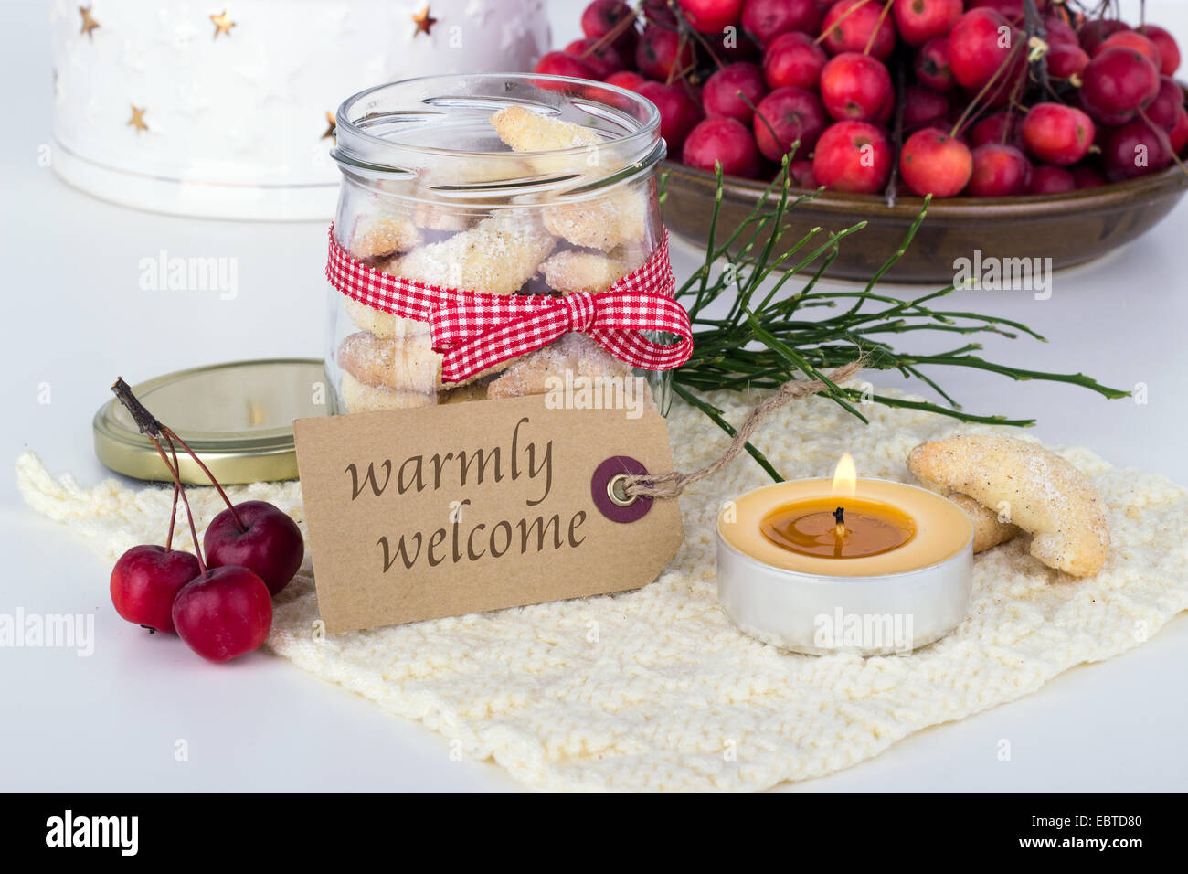 Carte de bienvenue avec des croissants à la vanille, les pommes et la bougie Banque D'Images